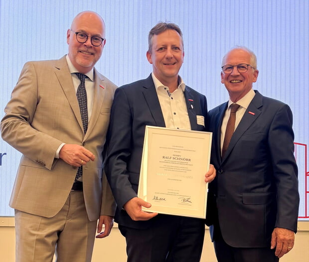 Landeshandwerkspräsident Rainer Reichhold (r.) und Handwerk BW-Hauptgeschäftsführer Peter Haas (l.) verleihen Hauptgeschäftsführer Ralf Schnörr die Silberne Ehrennadel. Foto: Sabrina Kreuzer/Handwerk BW