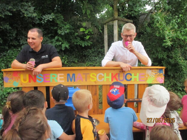 Nicht nur die Kinder haben Freude beim Spielen in der neuen Matschküche.