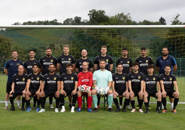Beim Trainings-Aufgalopp auf dem Sportgelände im Tal stellte sich das TSV-Spieleraufgebot zum Mannschaftsbild