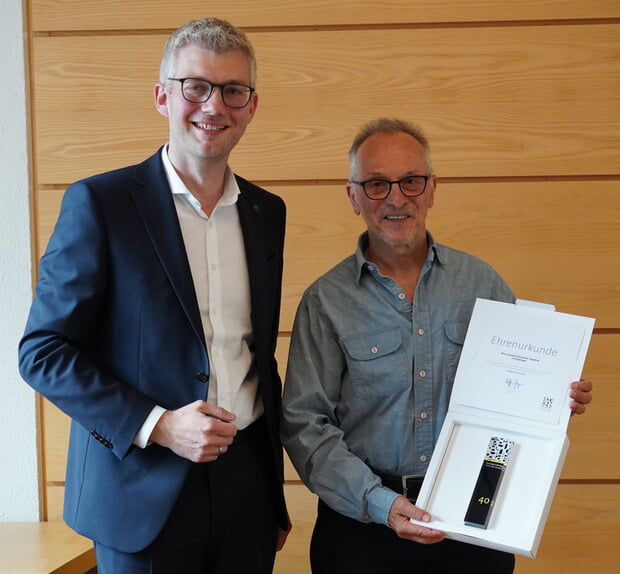 Stadtrat Joachim Esenwein (r.) wurde für 40 Jahre im Gemeinderat von Bürgermeister Michael Tauch geehrt.