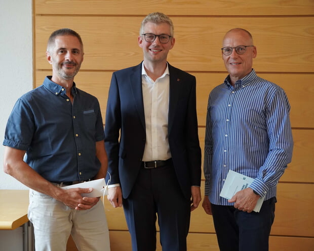 Stadtrat Joachim Knecht (l.) ist aus dem Gemeinderat ausgeschieden, als sein Nachfolger wurde Jürgen Ottenbacher (r.) von Bürgermeister Michael Tauch verpflichtet.