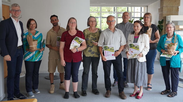 Bürgermeister Michael Tauch (l.) mit den Teilnehmenden und Gewinnern des Naturgartenwettbewerbs.