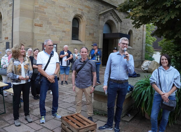 Fröhliche Runde - Bürgermeister Tauch (mit Mikro) und die Gästeführer (v.l.) Ines Schmiedl, Gerhard Schneider, Enrico De Gennaro und Sandra Schaber vor der Cafeteria des Römermuseums.
