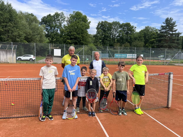 Aufschläge geübt beim Tennisclub Blau-Weiss Güglingen.