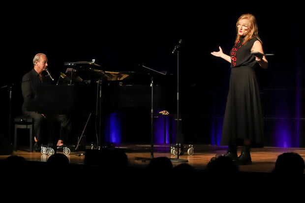 Gemeinsam mit dem Berliner Pianisten und Komponisten Jens-Karsten Stoll hat die bekannte Fernsehschauspielerin Nina Petri nach Perlen in Prosa und Lyrik der Weltliteratur getaucht um dieses Phänomen sowohl mit Lesestücken als auch mit musikalischen Kleinoden zu ergründen.