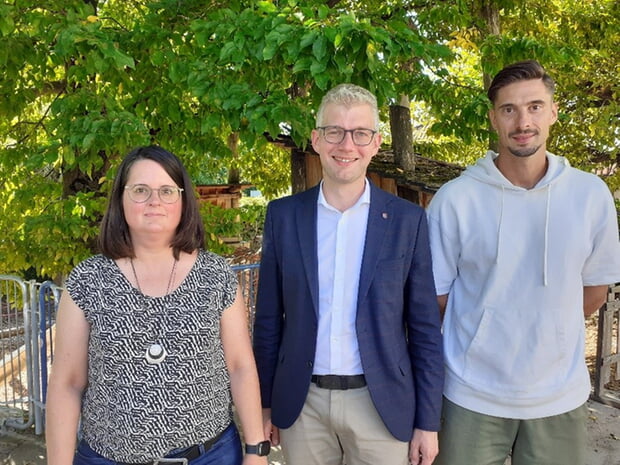 Bianka Dautel mit Bürgermeister Tauch und ihrem Anleiter Marcel Bischof in der Heigelinsmühle.