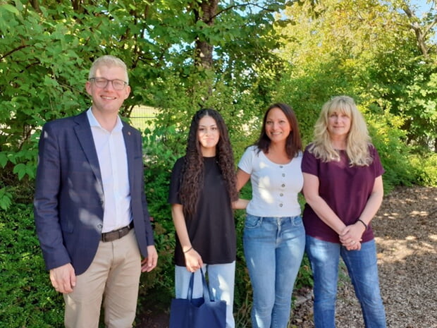 Medine Incedal mit Bürgermeister Tauch, ihrer Anleitung Zeynep Yalcin und der Leitung des Kindergartens in Eibensbach Heike Schuster-Heinemann.
