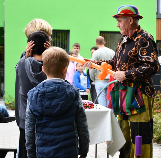 Im Garten der Einrichtung bewirteten die Mitglieder der Maienfest e.V. und Clown Henio begeisterte die jungen Gäste mit seinen Späßen.