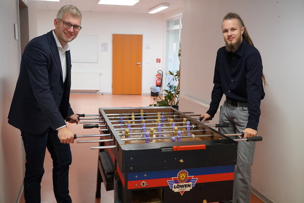 Bürgermeister Tauch (links) am Tischkicker im JUZE mit Matthias Köhler.