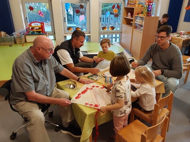 Kinder mit Papas und Opas beim Basteln