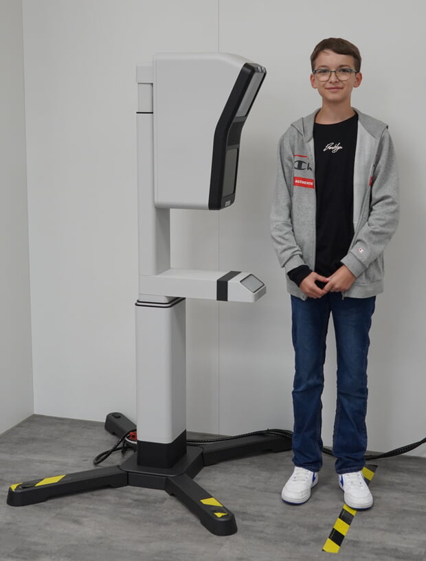 Marc Wüst mit dem Fotogerät, das zur Anfertigung von Personalausweisen nötig ist.