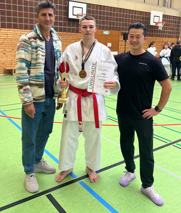 Joel Bracher (Bildmitte) mit Kumite-Landestrainer Köksal Çakir (li) sowie Kenichi Sato (Mentor und Kata-Trainer)
