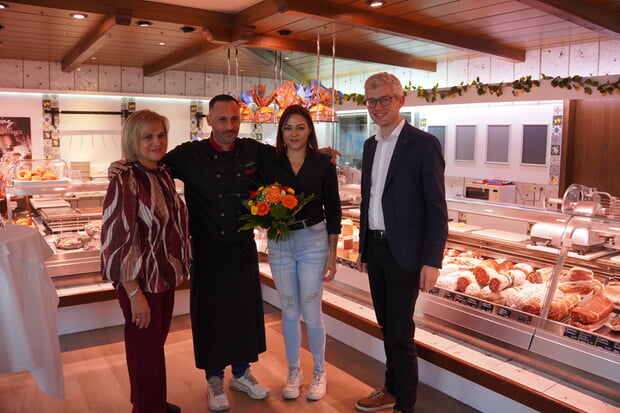 Maria Sortino, Gianluca Ippolito, Marilena Sortino und Bürgermeister Michael Tauch im neuen Geschäft im Deutschen Hof.