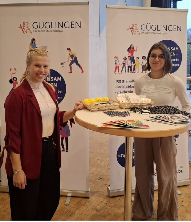 Denise Alt (links), Erzieherin aus der Kita Heigelinsmühle, und die Auszubildene zur Verwaltungsfachangestellten Franka Kientsch haben bei der Job-Fit-Börse im Brackenheimer Bürgerzentrum mit vielen jungen Leuten über ihre Berufswünsche gesprochen.