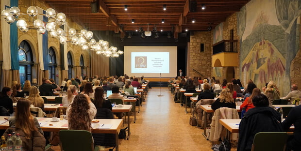 Am Dienstag hatte die Herzogskelter ganz besondere Gäste im Saal: 120 Standesbeamte aus dem gesamten Landkreis und einige aus Nachbarlandkreisen trafen sich in Güglingen zu einem Schulung. Bürgermeister Michael Tauch begrüßte die Gäste und freute sich, dass im Saal eine solche Tagung ausgerichtet worden ist.
