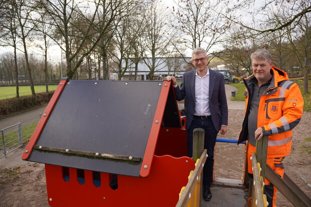 B&uuml;rgermeister Michael Tauch und der stellvertretende Bauhofleiter Stefan Mayer freuen sich &uuml;ber das reparierte Spielger&auml;t.