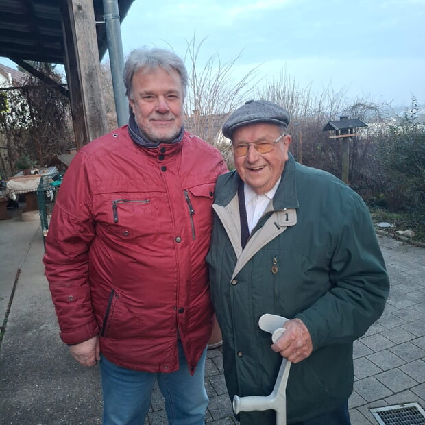 Beiratsmitglied Erhard Brahner gratuliert dem Jubilar