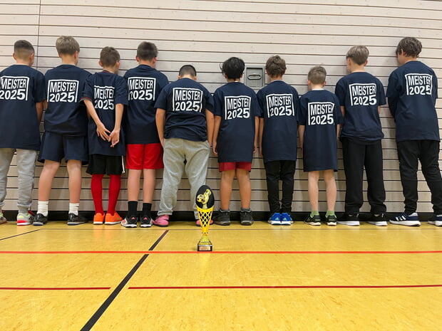 Meistermannschaft Herbstrunde 2025 | Pokal und Meister T -Shirts &Uuml;bergabe