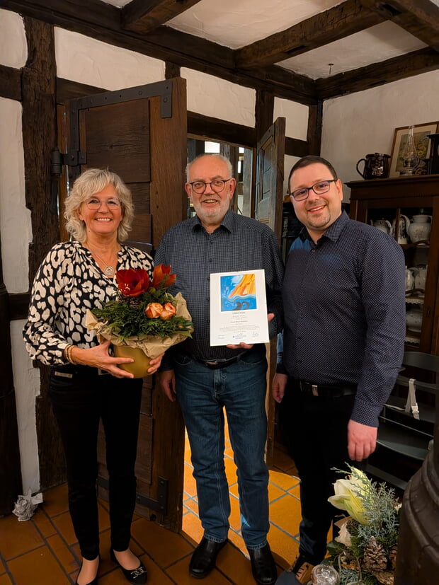 10 Jahre Hospizdienst: Rudi Manthey (Bildmitte) mit Teamleiterin Christine Graf und Gesch&auml;ftsf&uuml;hrer Markus Kopp