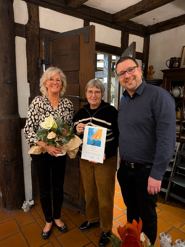 10 Jahre im ambulanten Hospizdienst: Erika Ballmann-Hellstern (Bildmitte) mit Christine Graf und Markus Kopp
