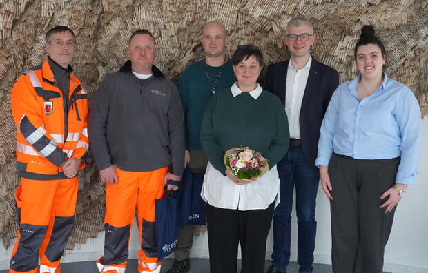 B&uuml;rgermeister Michael Tauch (2.v.r.) hat am Montag mehrere neue Mitarbeiterinnen und Mitarbeiter bei der Stadt G&uuml;glingen beg&uuml;&szlig;en d&uuml;rfen. Neu beim Bauhof sind (von links) Bekim Kelmendi und Thorsten W&uuml;therich. Im Ordnungsamt beim Vollzug unterst&uuml;tzt Benjamin Giebler das Team. Die Sachgebietsleitung f&uuml;r Liegenschaften &uuml;bernimmt Ilke Moog in der K&auml;mmerei. Ganz recht im Bild ist Lucia Gallego, die nun im Sekretariat des B&uuml;rgermeisters arbeitet. In der Kindertagesst&auml;tte Herren&auml;cker hat&nbsp;Yasemin Sanli (nicht im Bild) in dieser Woche ebenfalls ihre T&auml;tigkeit begonnen. Herzlich willkommen im Team.