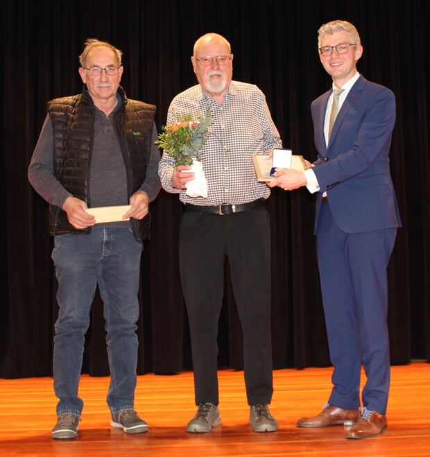 Mit goldenen Verdienstmedaillen wurden Heinz Conz (Bildmitte).....