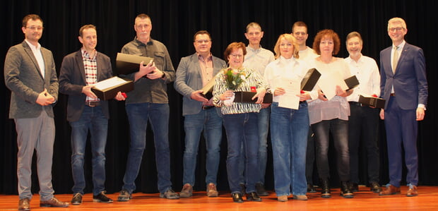 Hoch gelobt sind die Blutspender, Elke Wildt (Bildmitte) hat bisher 100 Mal Blut gespendet.