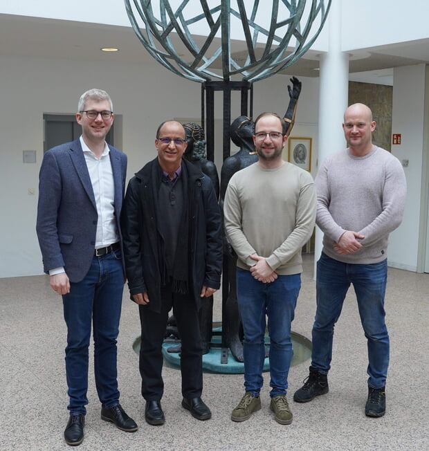 B&uuml;rgermeister Michael Tauch (l.) hat den neuen Integrationsmanager Herrn Alsharef (2.v.l.) gemeinsam mit Ordnungsamtsleiter Patrick Fadda (3.v.l.) und Benjamin Giebler vom Vollzugsdienst im Rathaus begr&uuml;&szlig;t. Herr Alsharef wird immer montags von 9 bis 12 Uhr sowie donnerstags nach Vereinbarung im Jugendzentrum (Stadtgraben 11) anzutreffen sein, Tel. 0171 8 49 94 42 oder per E-Mail an s.alsharef@Landratsamt-heilbronn.de