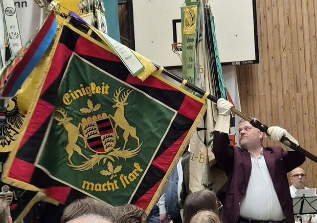 Pr&auml;sentation der Vereinsfahne