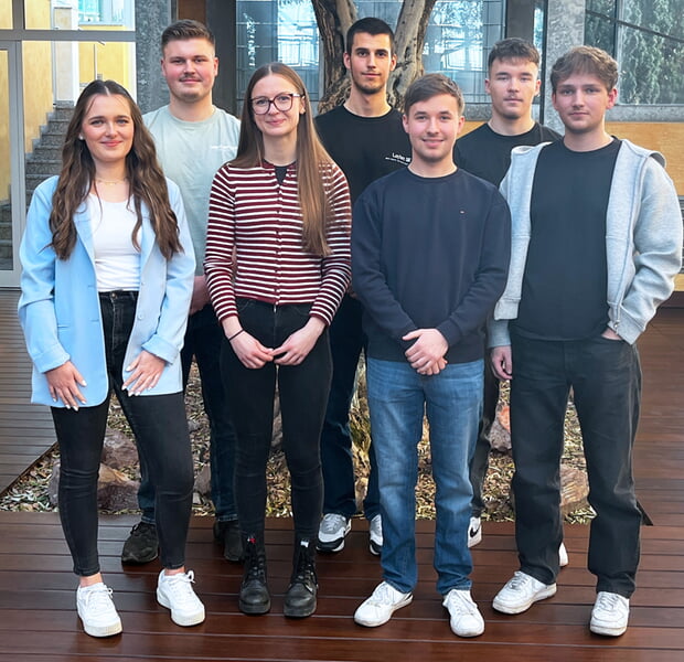 Sieben junge Menschen haben erfolgreich ihre Ausbildung bei Layher beendet.