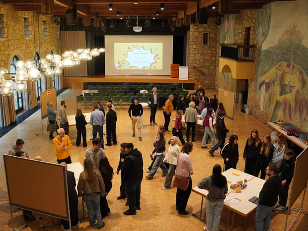 Im Saal der Herzogskelter haben Jugendliche und Erwachsene miteinander diskutiert.