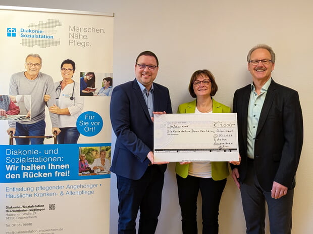 DSS-Gesch&auml;ftsf&uuml;hrer Markus Kopp (links im Bild) freut sich &uuml;ber eine gro&szlig;z&uuml;gige Spende von EDEKA-Auracher