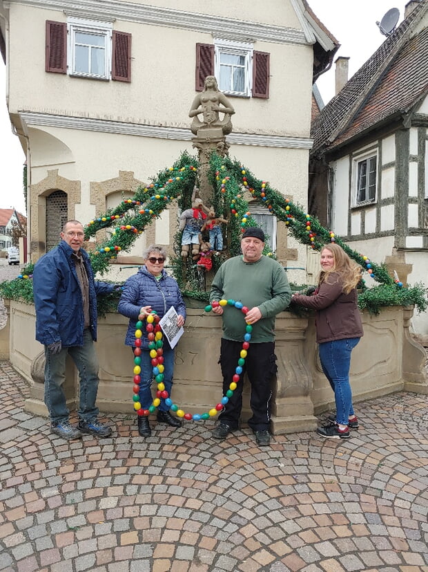 Mitglieder des OGV G&uuml;glingen haben am Samstagmittag unseren Marktbrunnen h&uuml;bsch verziert. "Immer drei Wochen vor Ostern schm&uuml;cken wir den Brunnen, damit sich die Leute auf das nahende Osterfest freuen k&ouml;nnen", sagt der erste Vorsitzende Roberto K&uuml;nzel (l.) Herzlichen Dank f&uuml;r das Engagement.