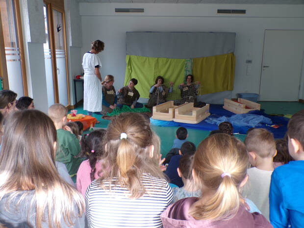 Der Fischfang gespielt von den Erzieherinnen