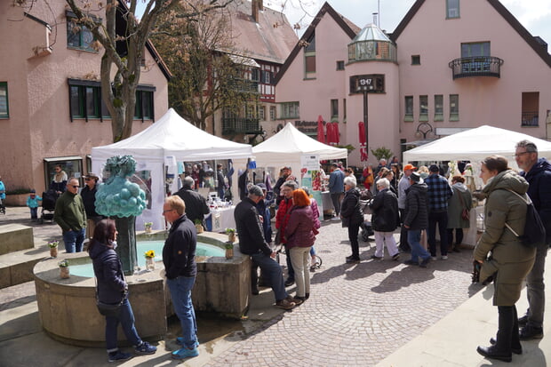 Zeit f&uuml;r Gespr&auml;che rund um den Weinbrunnen.