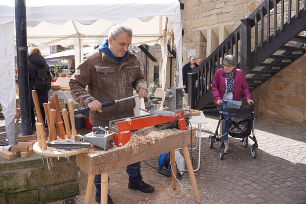 Einem Drechsler konnten die G&auml;ste beim Arbeiten zuschauen.
