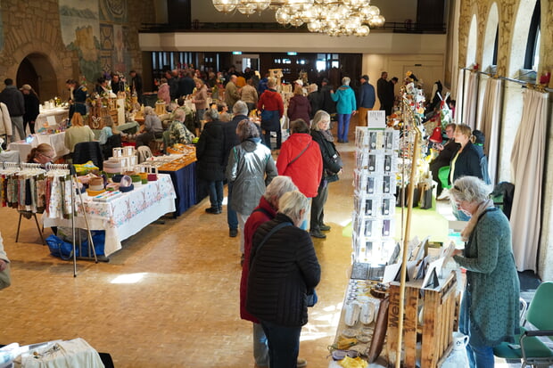 Bunte Vielfalt an kunsthandwerklichen Sch&auml;tzen.