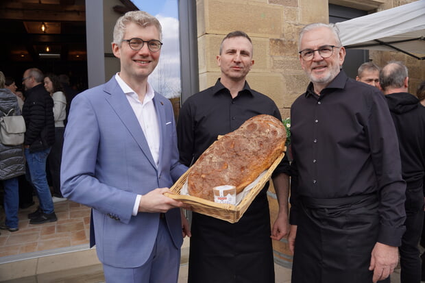B&uuml;rgermeister Michael Tauch &uuml;berreicht Brot und Salz im "Vino 1851", das zum PalmMarkt zum ersten Mal ge&ouml;ffnet hatte.
