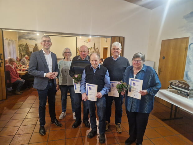 Auf dem Bild zu sehen von rechts nach links: Ingrid Herzog, Gerhard W&ouml;rz, Karl Buchenroth, Emil Wildt, Rosalinde Tietz, B&uuml;rgermeister Michael Tauch.