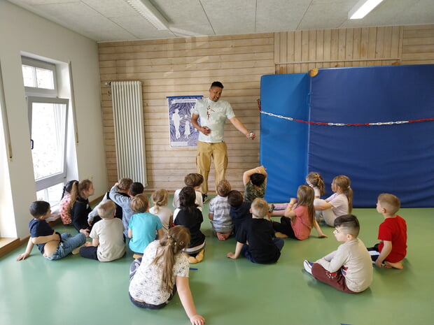 Alle Kinder folgen gespannt den Inhalten....