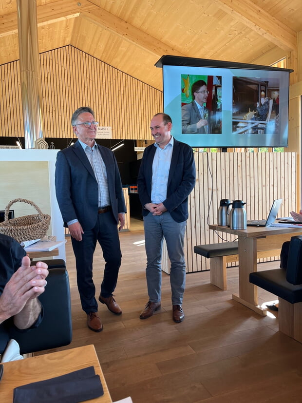 Der langj&auml;hrige Vorstandsvorsitzenden Volker Schiek (links) wurde verabschiedet, Nachfolger ist Jochen Winkler, der B&uuml;rgermeister von Neckarwestheim.