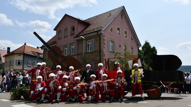 Fantasievoller Wagen aus dem Vorjahresumzug am Pfingstmontag.
