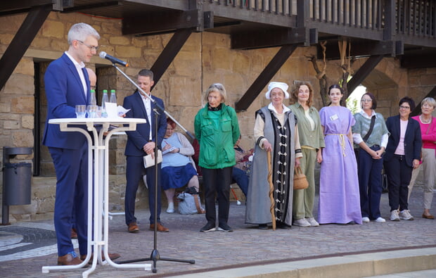 B&uuml;rgermeister Michael Tauch (links) mit K&uuml;nstlerin Ursula Stock, Kost&uuml;mstadtf&uuml;hrerin Gudrun Sach aus Leonberg, Kulturamtsleiterin Ines Schmiedl, Althistorikerin Angelika Beck, Standesbeamtin Sandra Schaber und Pfaffenhofens B&uuml;rgermeisterin Carmen Kieninger.
