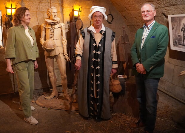 Kulturamtsleiterin Ines Schmiedl (links) mit Gudrun Sach als Keplerin hatte die Besuchenden mitgenommen ins Kellergew&ouml;lbe von Uli Peter.