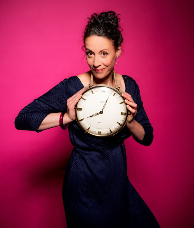 Alice K&ouml;fer verbindet Musik und Kabarett in ihrem Programm "Alles zu meiner Zeit" am 8. Mai, 19.00 Uhr, im Rathausfoyer.