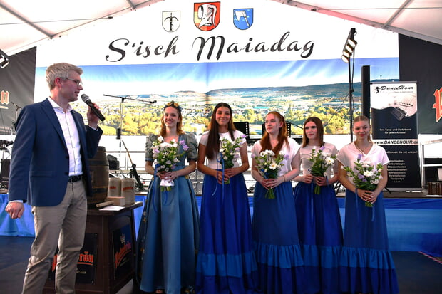 Der B&uuml;rgermeister begr&uuml;&szlig;t die Maienk&ouml;nigin und ihre Prinzessinnen.