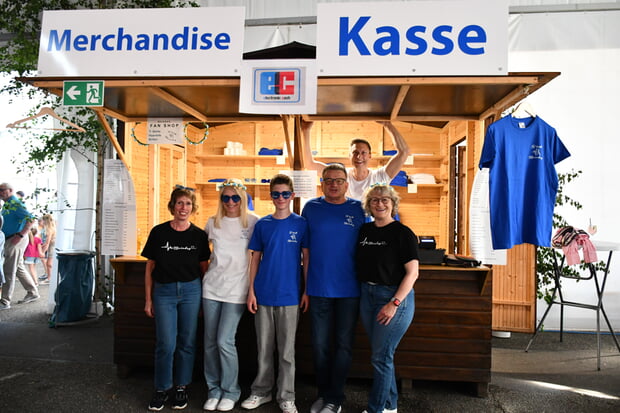 Mitglieder des Maientag e.V. pr&auml;sentieren Merchandising - etwas T-Shirts oder Sonnenbrillen. Erh&auml;ltlich am Stand im Festzelt.