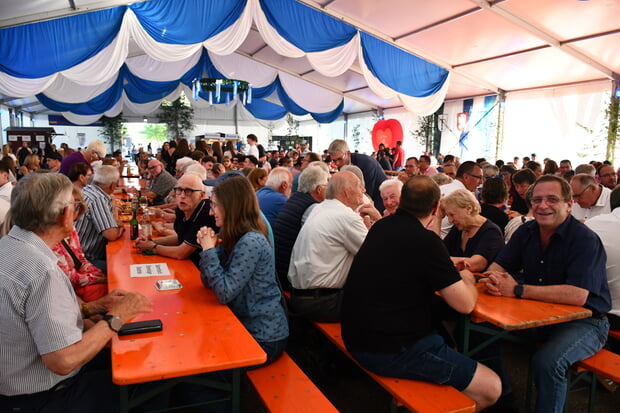 Fr&ouml;hliche Party-People.
