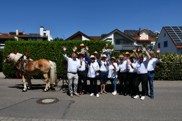 Kurzer Fotostopp der Stadtr&auml;te an der h&uuml;bsch geschm&uuml;ckten Kutsche der Maientagsk&ouml;nigin.
