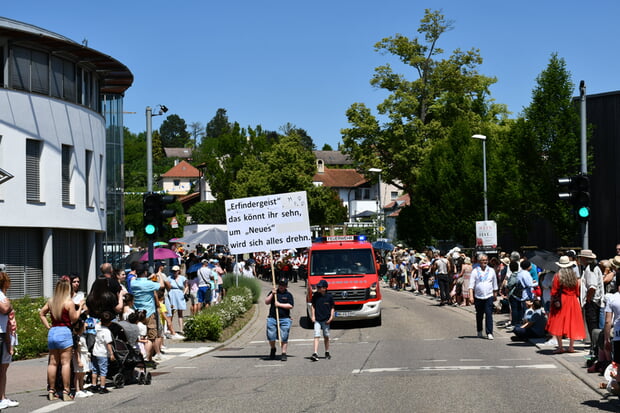 Sch&ouml;ne Tradition - das erste Fahrzeug ist von der Freiwilligen Feuerwehr...